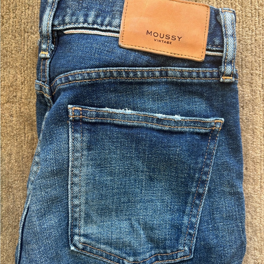 Moussy Jeans with Whiskering and Frayed Hem - Sz 26 - Picture 7 of 7